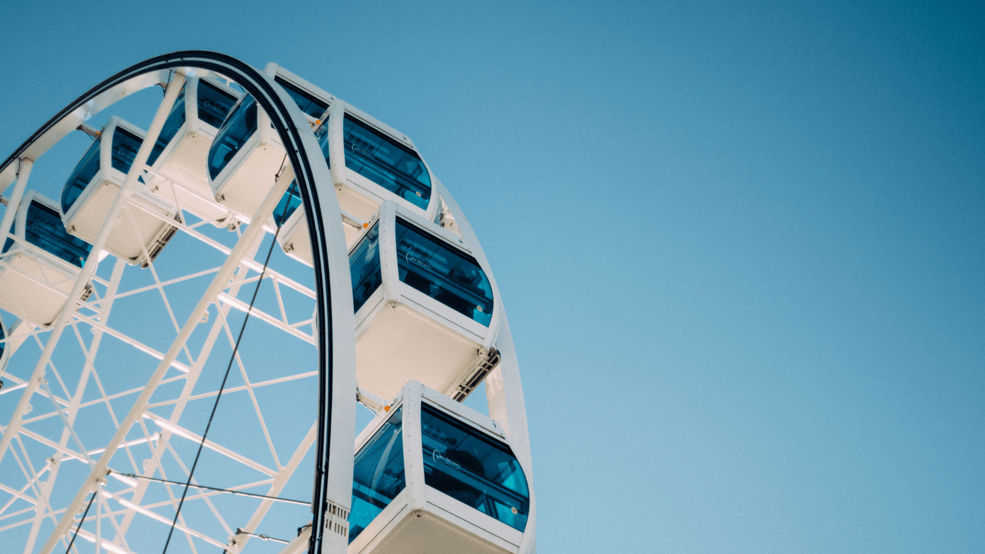 Grande roue sur ciel bleu